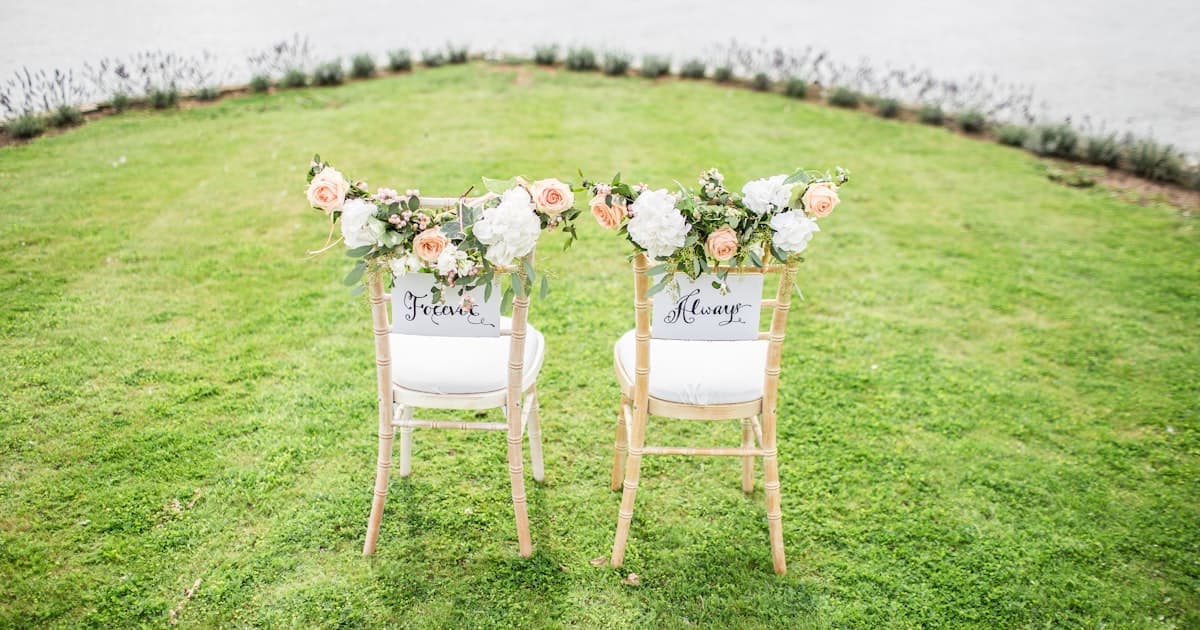Invitación de casamiento con texto elegante sobre mesa de madera